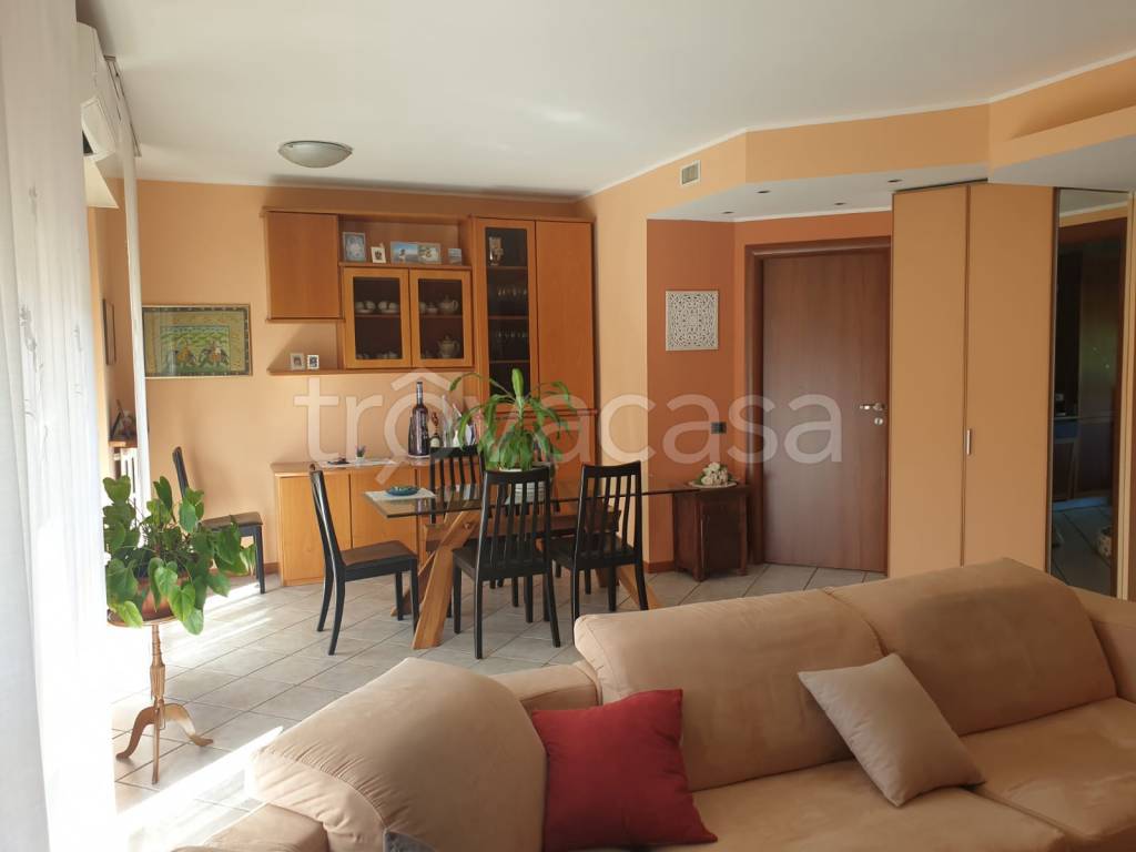 Appartamento in vendita a Villa Guardia via Monte Rosa