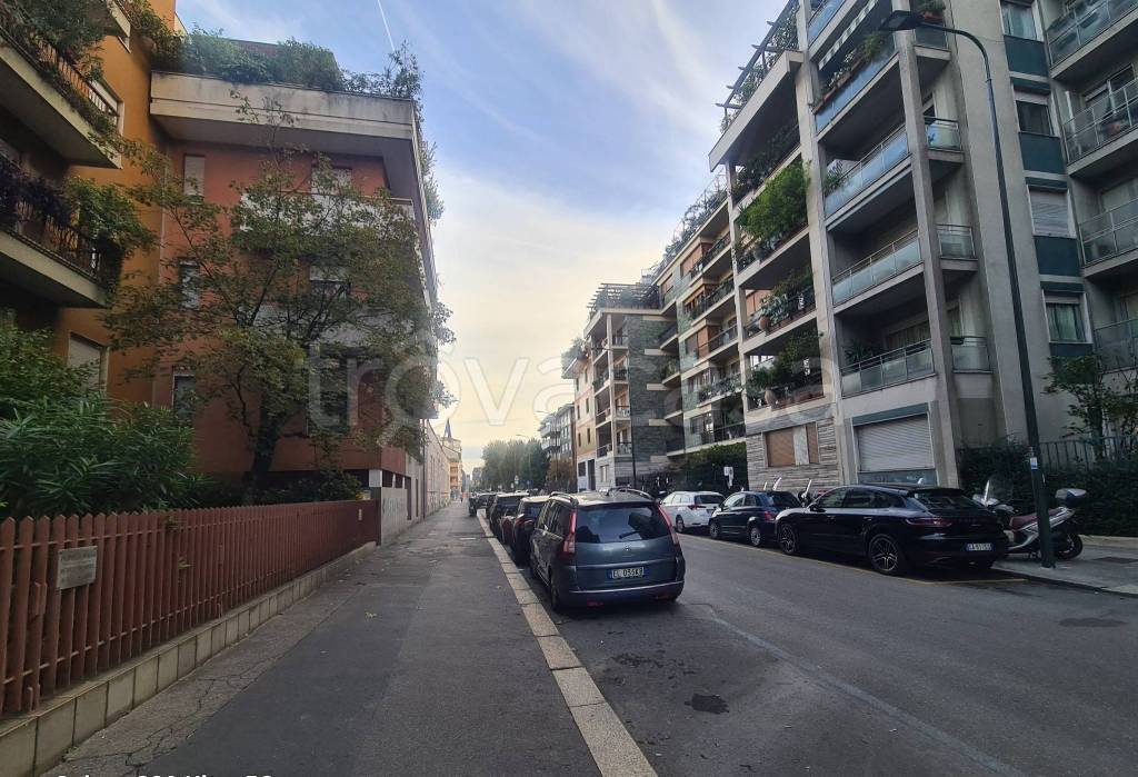 Garage in vendita a Milano via Moisè Loria, 62