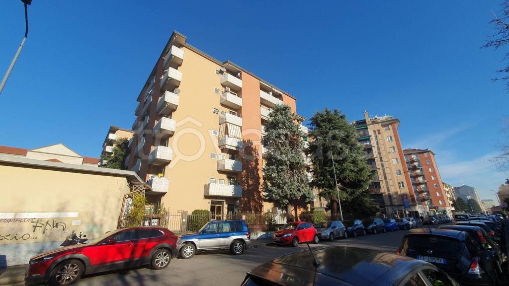 Appartamento in vendita a Milano via Bari
