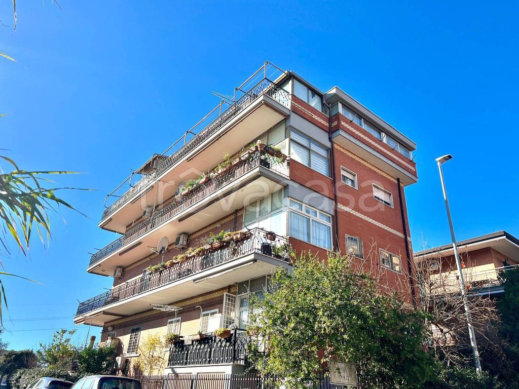 Appartamento in vendita a Roma via Tromello