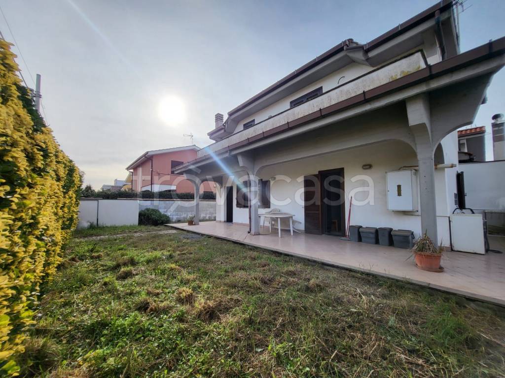 Villa Bifamiliare in vendita a Pomezia via Mar Caspio