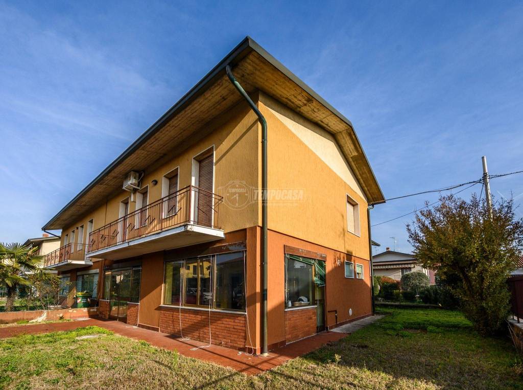 Villa a Schiera in vendita a Chiari via Giosuè Carducci