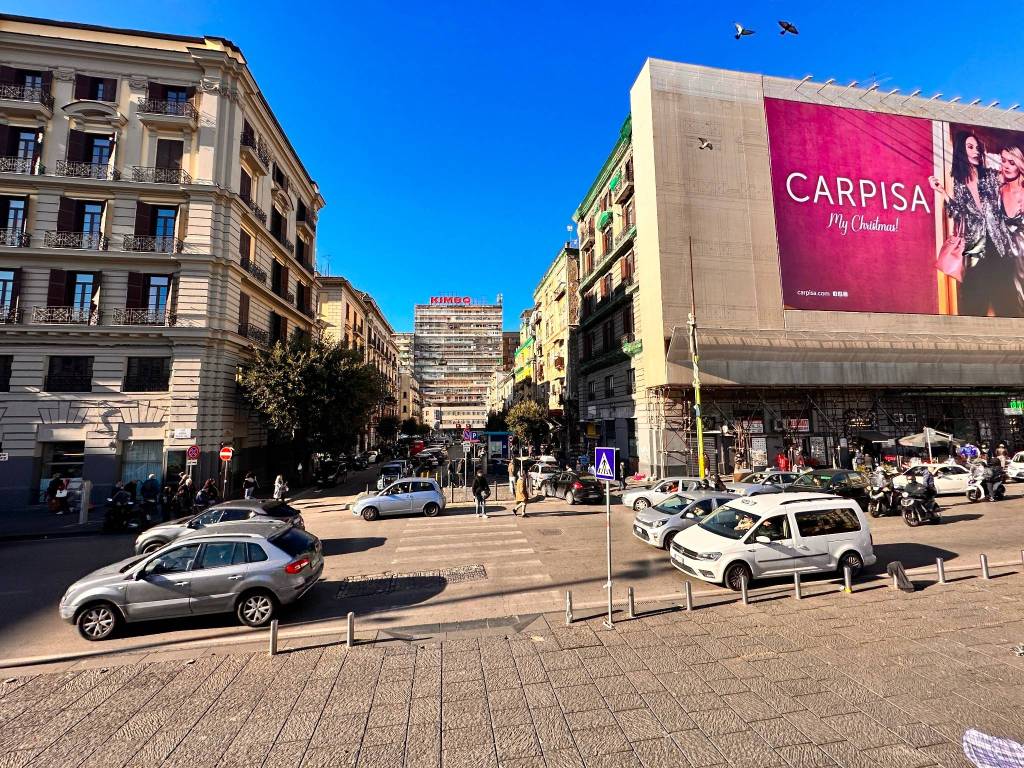 Negozio in vendita a Napoli piazza Giuseppe Garibaldi