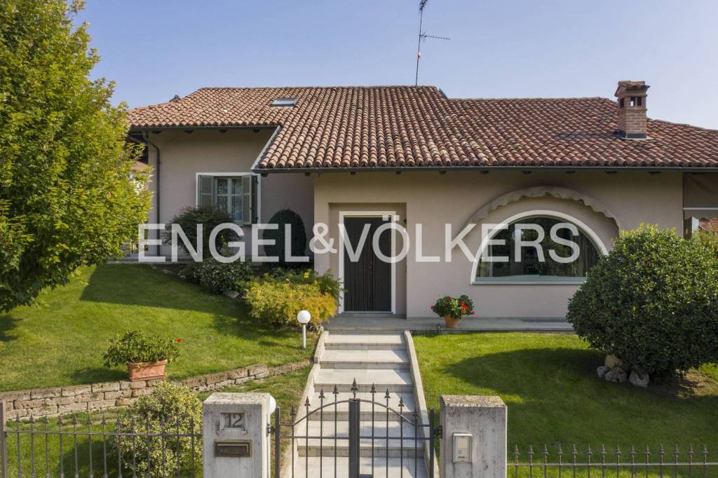 Villa in vendita a Piobesi d'Alba via Conti Roero