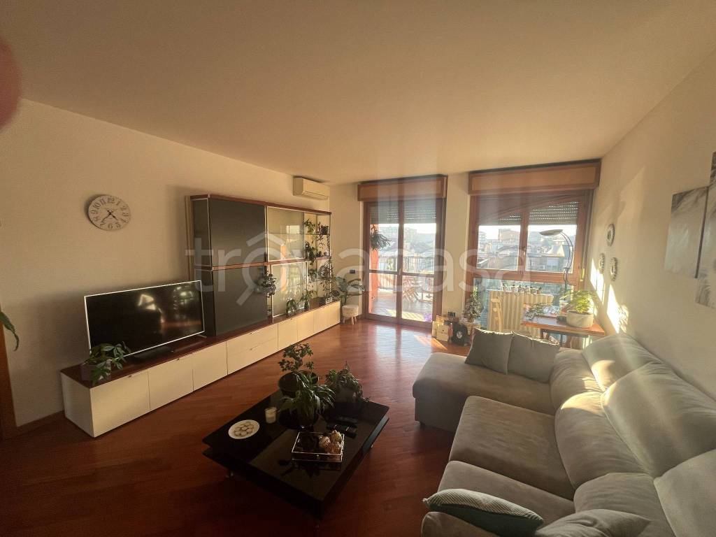 Appartamento in affitto a Milano via Annibal Caro, 8