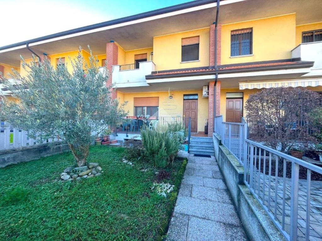 Villa a Schiera in vendita a Trecate via degli Angeli, 27