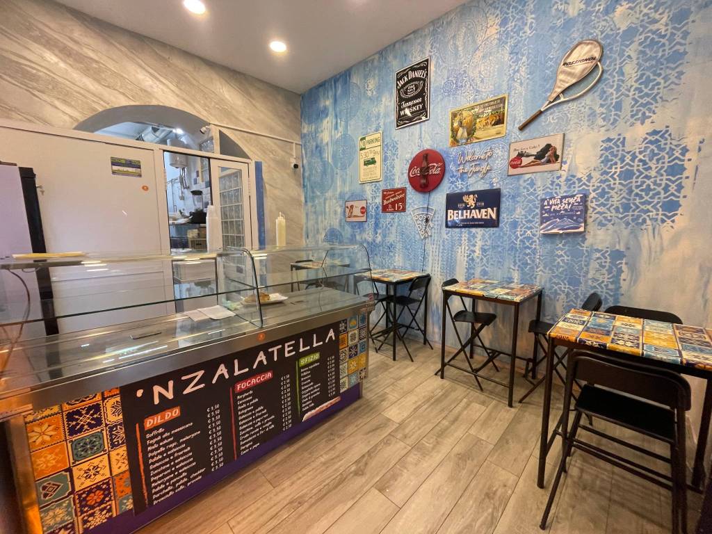 Bar/Tavola Calda in vendita a Napoli vico Tre Regine, 63