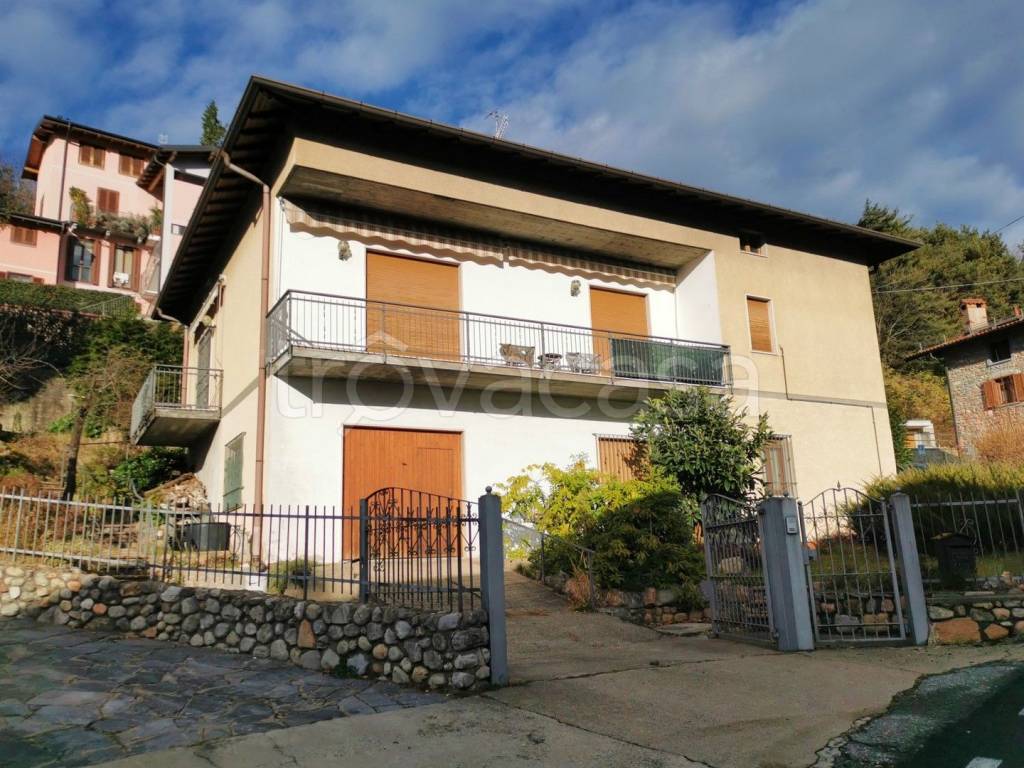 Villa in vendita a Cuasso al Monte via Garibaldi in Borgnana, 19