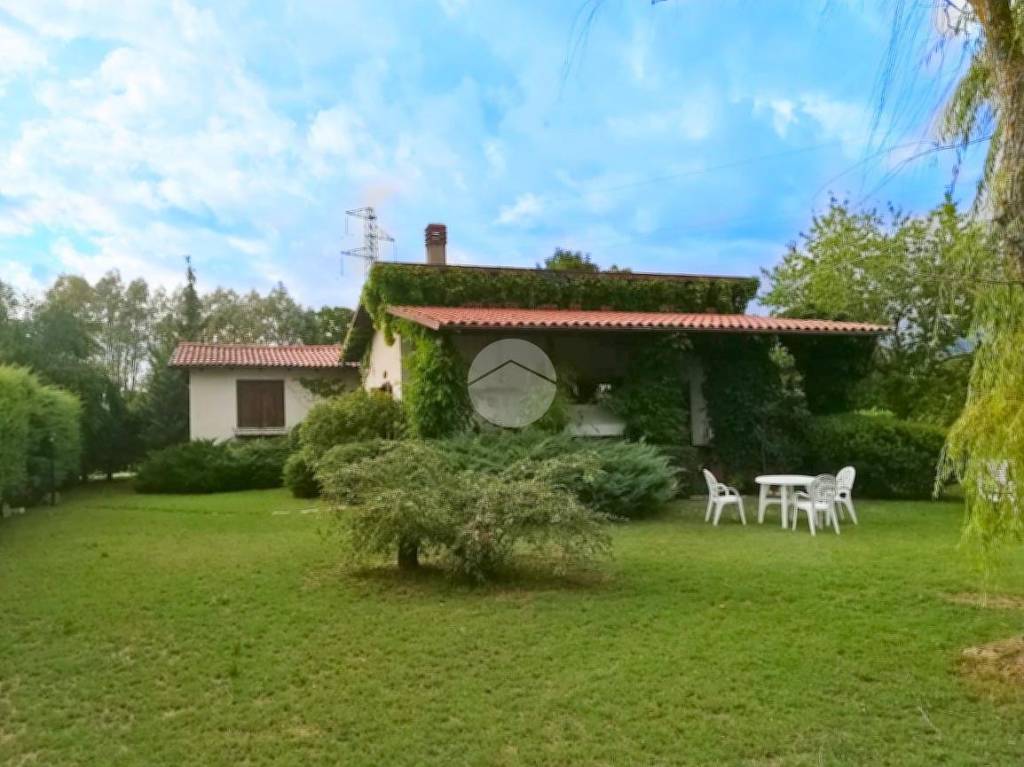 Villa in vendita a L'Aquila via Onna