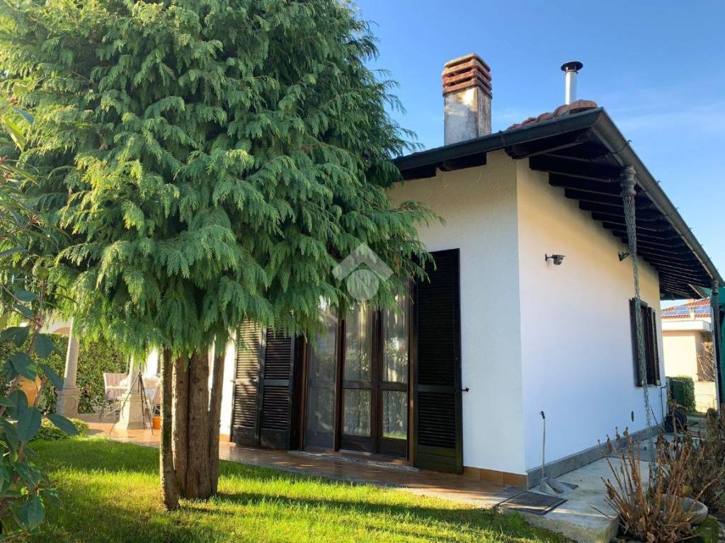 Villa in vendita a Lonate Pozzolo via Dante, 48