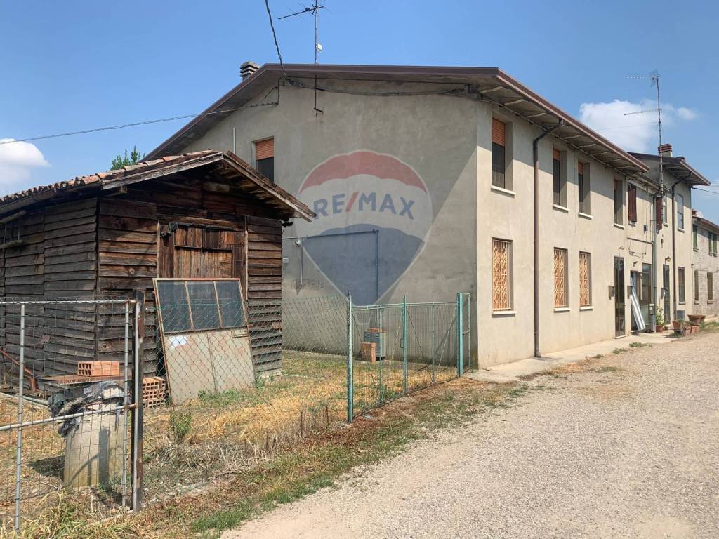 Villa Bifamiliare in vendita a Bondeno via ferrarese, 200