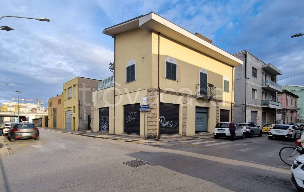 Casa Indipendente in vendita a Pescara via Lago di Scanno, 59