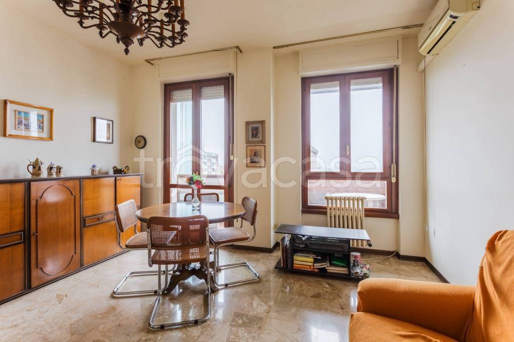 Appartamento in vendita a Milano via Sapri