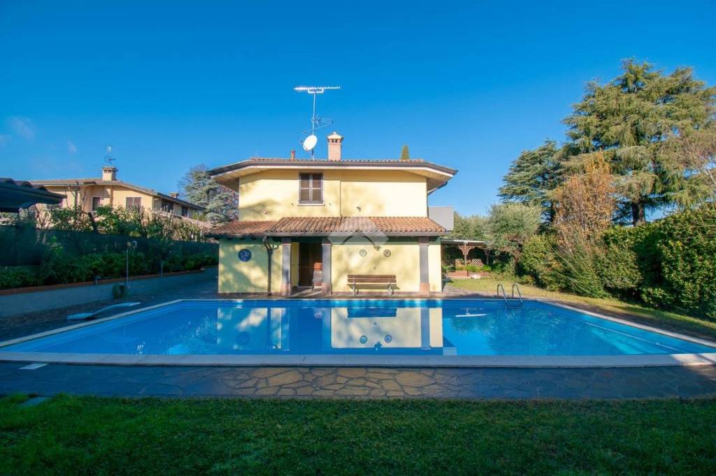Villa in vendita a Padenghe sul Garda via Marconi