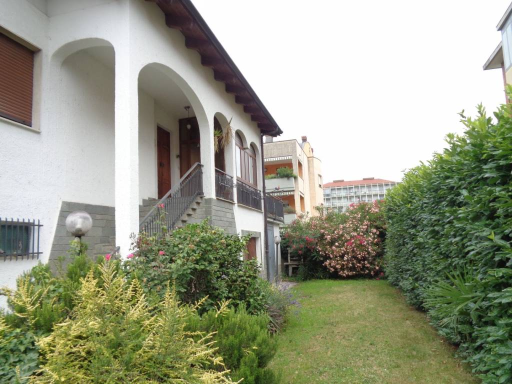 Villa Bifamiliare in vendita a Pinerolo via Achille Grandi, 12
