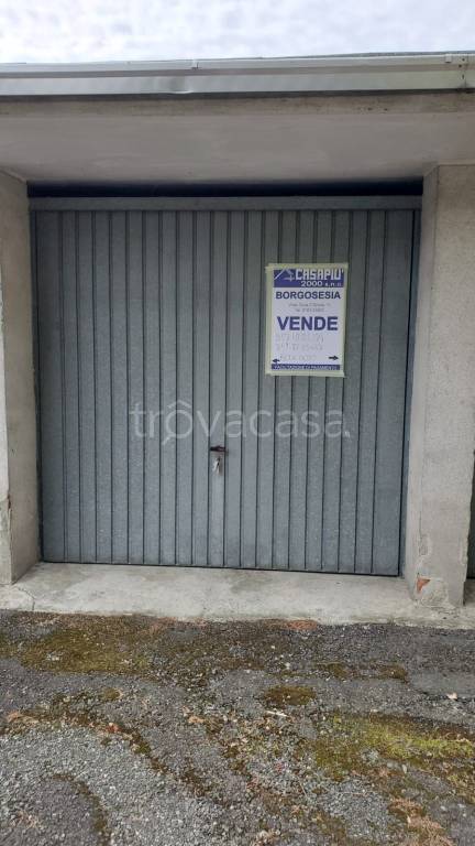 Garage in affitto a Borgosesia via Federico Tonetti, 6
