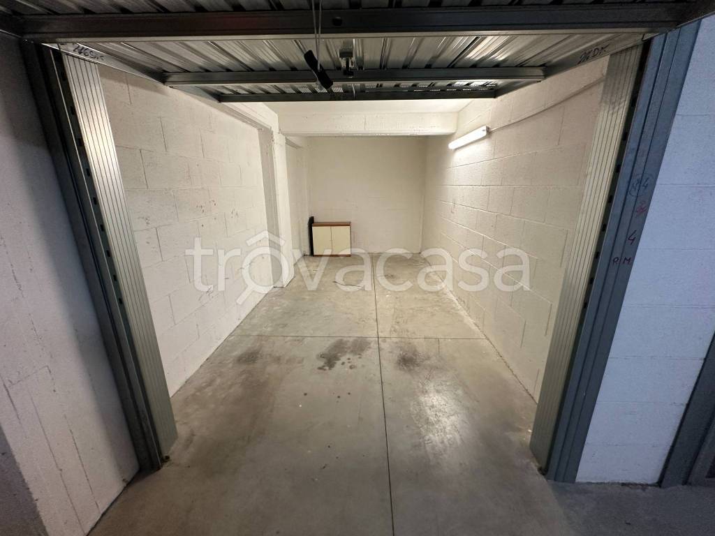 Garage in vendita ad Aprilia via Carroceto