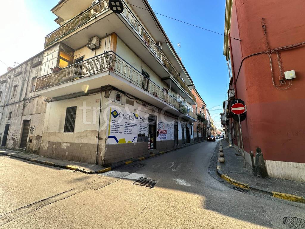 Negozio in affitto a Pomigliano d'Arco via Felice Cavallotti