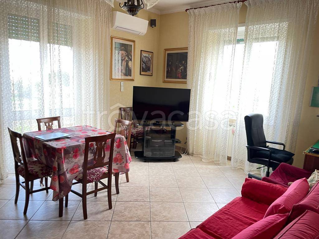 Appartamento in vendita a Roma via Policastro, 35