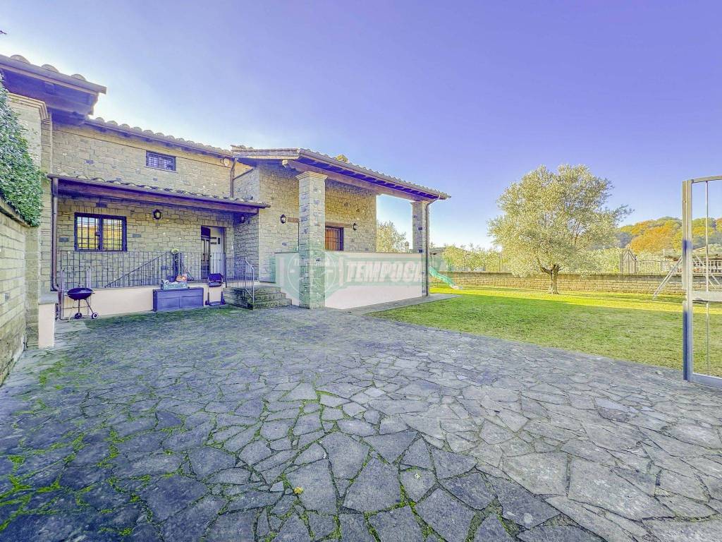 Villa Bifamiliare in vendita a Trevignano Romano via di Monterosi