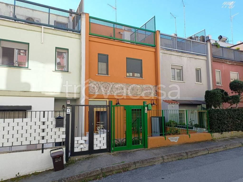 Villa a Schiera in vendita a Pomezia via Casa Serena, 58