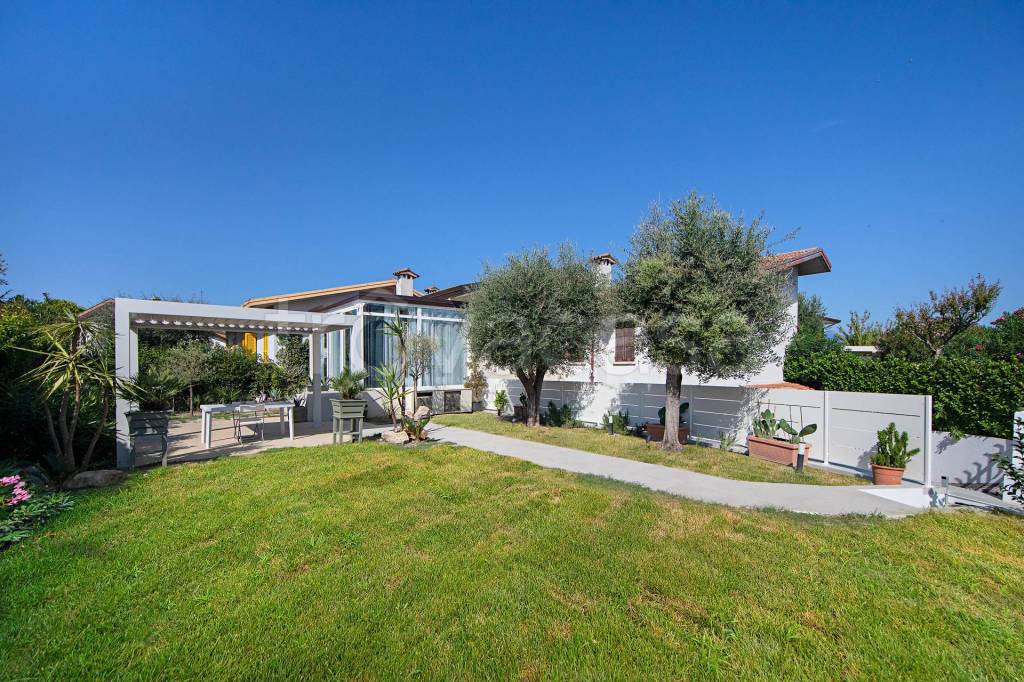 Villa Bifamiliare in vendita a Sirmione via Gramsci, 20