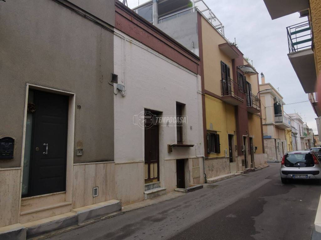 Casa Indipendente in vendita a Bari via Raffaello