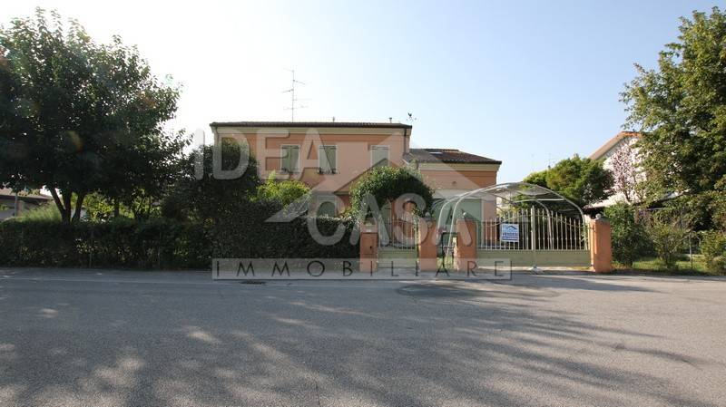 Villa in vendita a Mirandola via Mario Borghi, 34