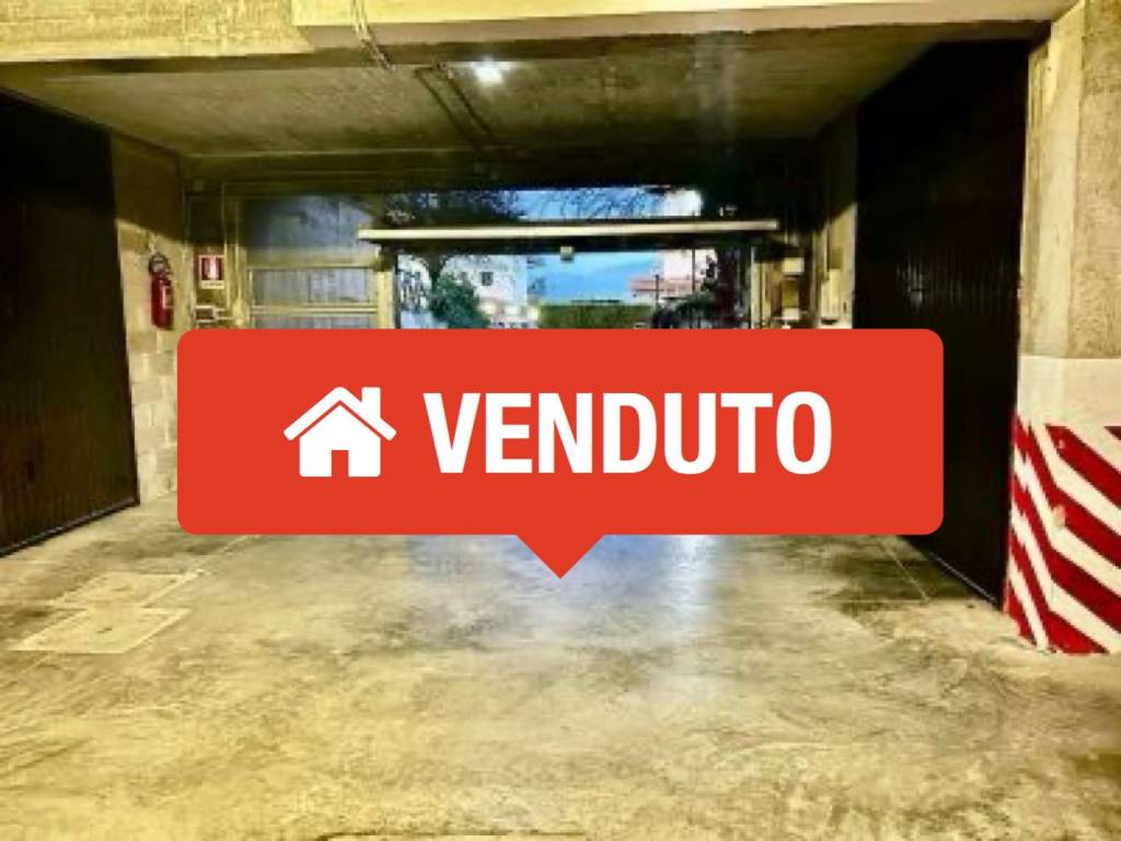 Garage in vendita a Velletri via Eduardo De Filippo