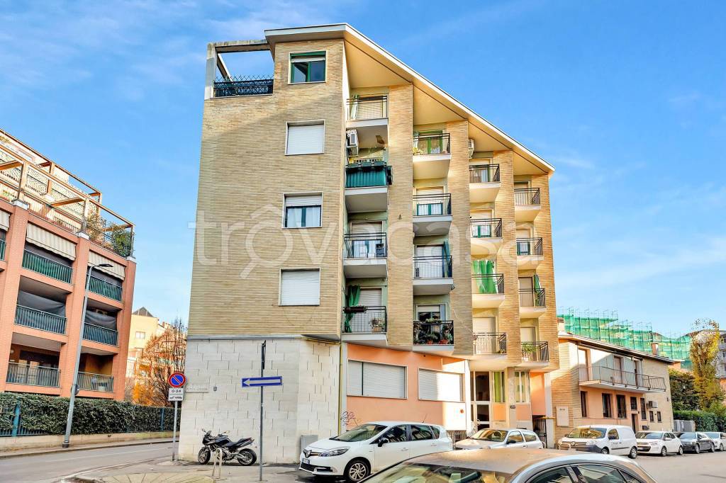 Appartamento in vendita a Milano via Punta Licosa