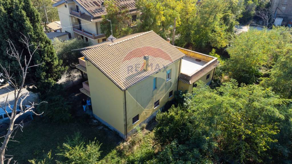 Casa Indipendente in vendita a Loreto Aprutino c.Da Scrizzeto, 11
