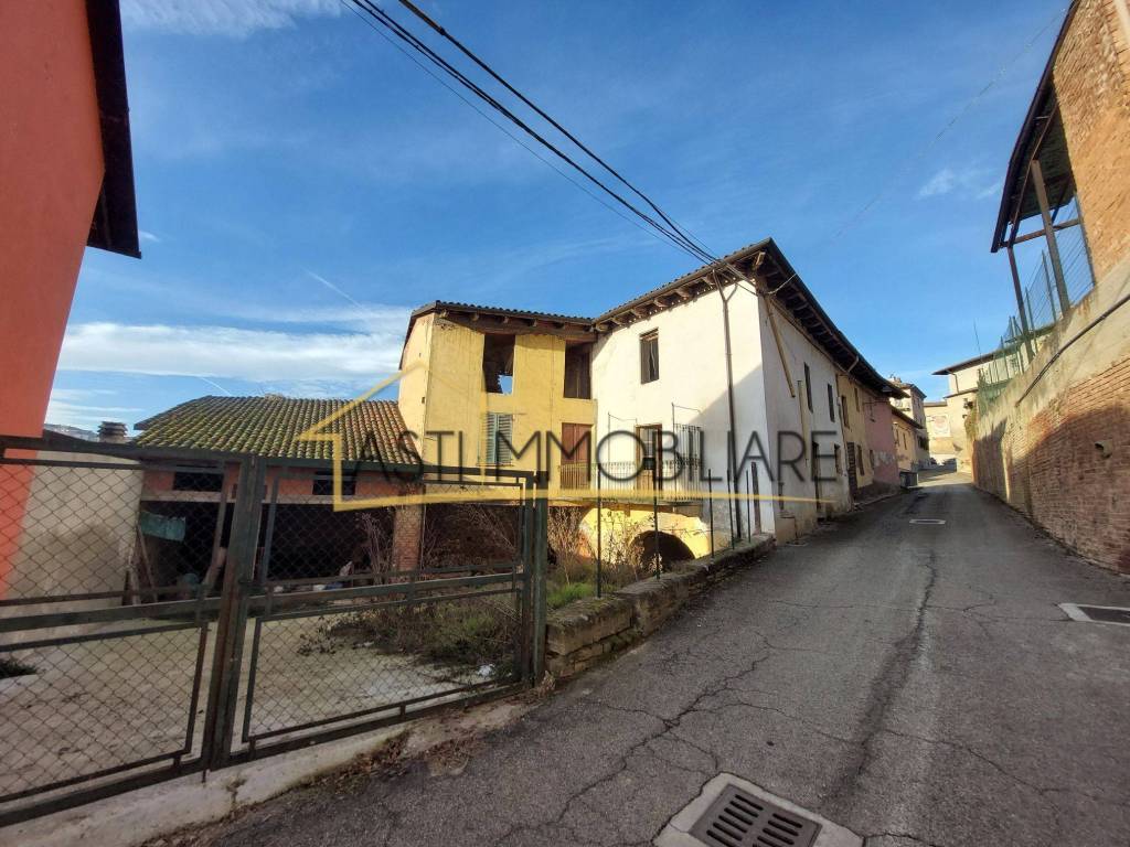 Casale in vendita a Castagnole Monferrato via Giuseppe Garibaldi, 10