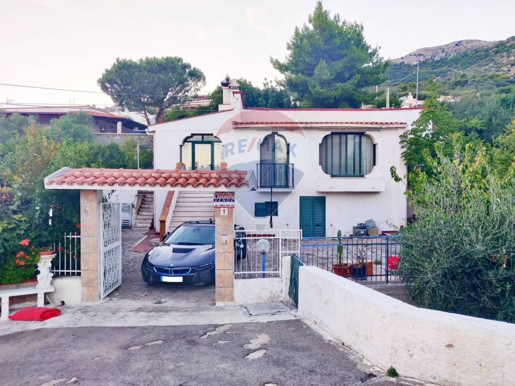 Villa in vendita a Monte Sant'Angelo via Madonna della libera, 23