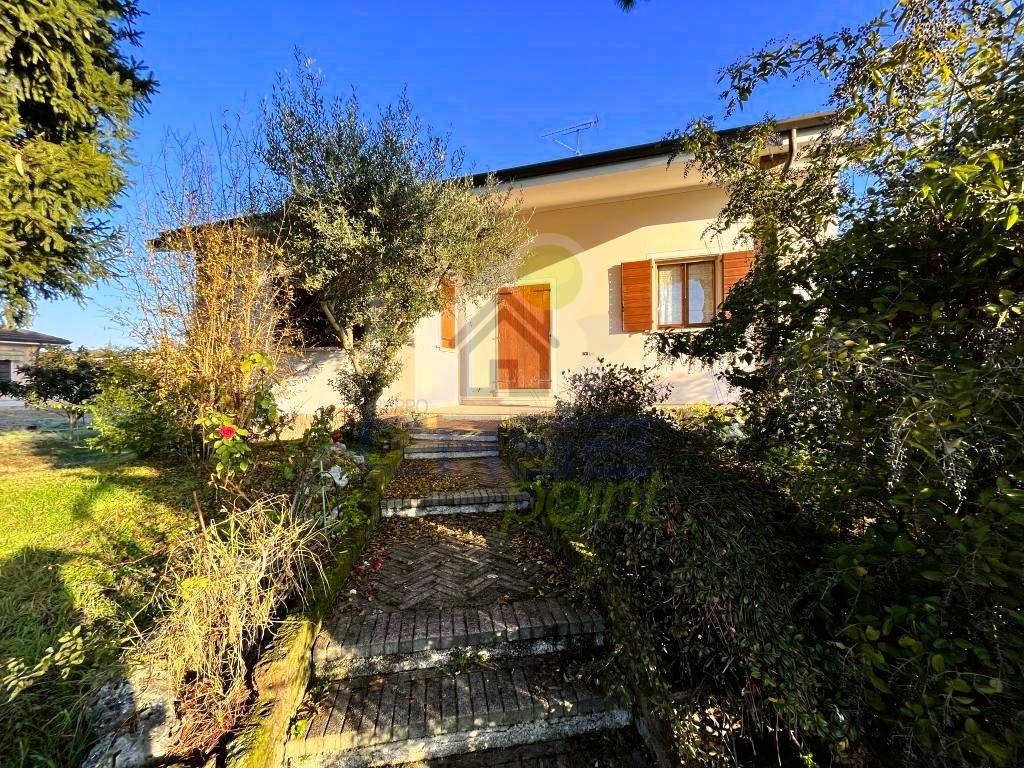 Villa in vendita a Gazoldo degli Ippoliti via Borgo Bilancetto, 49