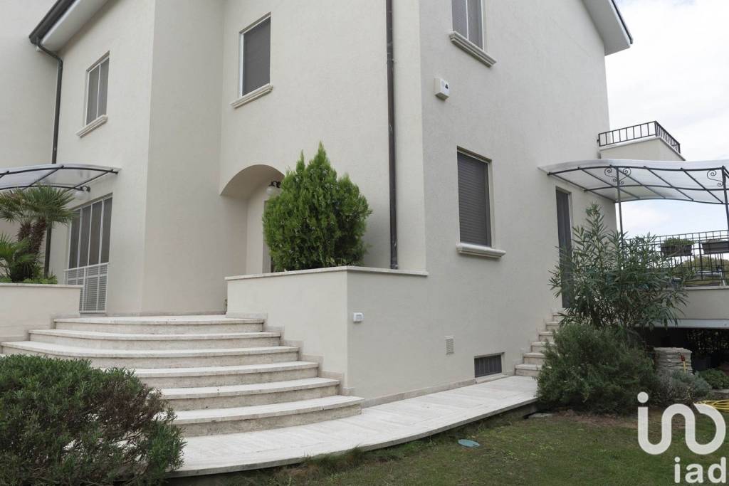 Villa in vendita a Civitanova Marche via Molise, 112
