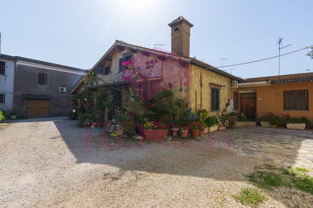 Villa Bifamiliare in vendita ad Ardea via della Pescarella
