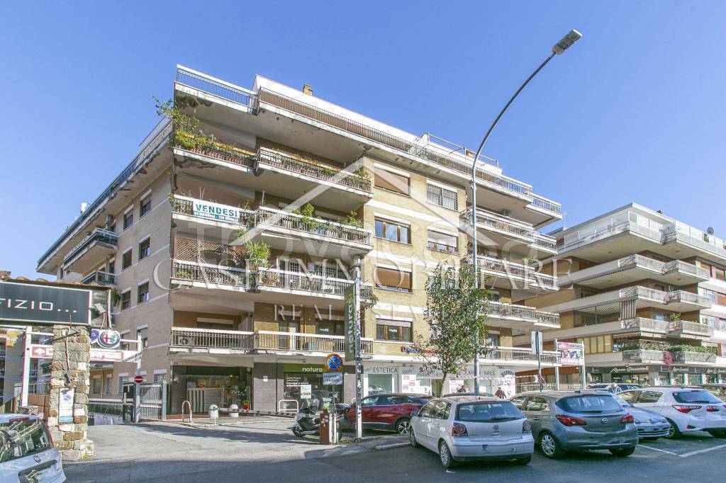 Appartamento in vendita a Roma via Antonio De Viti De Marco