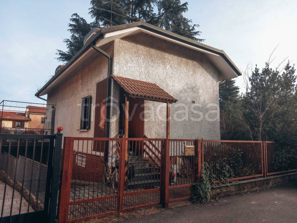 Villa in vendita a Garbagnate Milanese via Visconti di Modrone, 7