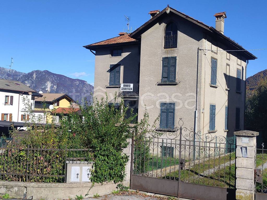 Villa in vendita a Laino via Maria Conti