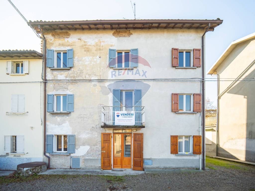 Casa Indipendente in vendita a Reggio nell'Emilia via Tirabassi, 12-14