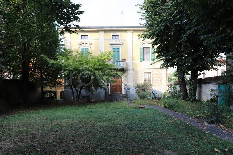 Villa in vendita a Cremona via Alessandro Litta