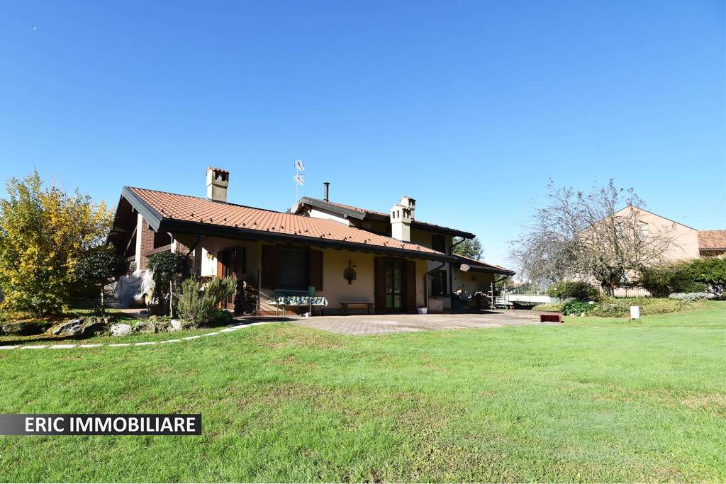 Villa in vendita a Sesto Calende via Sasso della Pedana