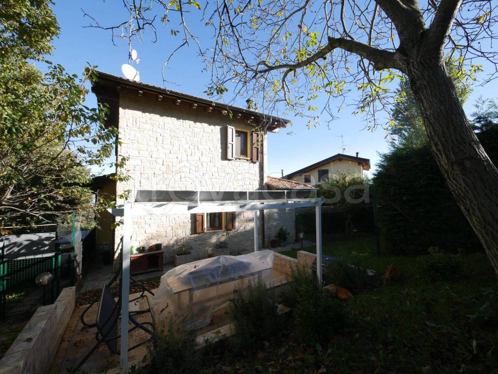 Villa in vendita a Serramazzoni via Giardini Nord