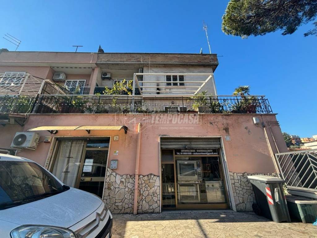 Appartamento in vendita a Roma via Fosso di Santo Spirito 25