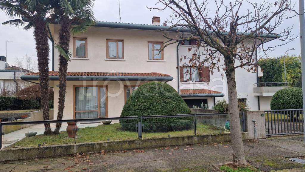 Villa Bifamiliare in vendita a Mira via Rialto