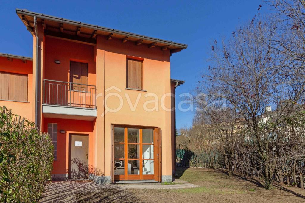 Villa a Schiera in vendita ad Albiolo via Indipendenza