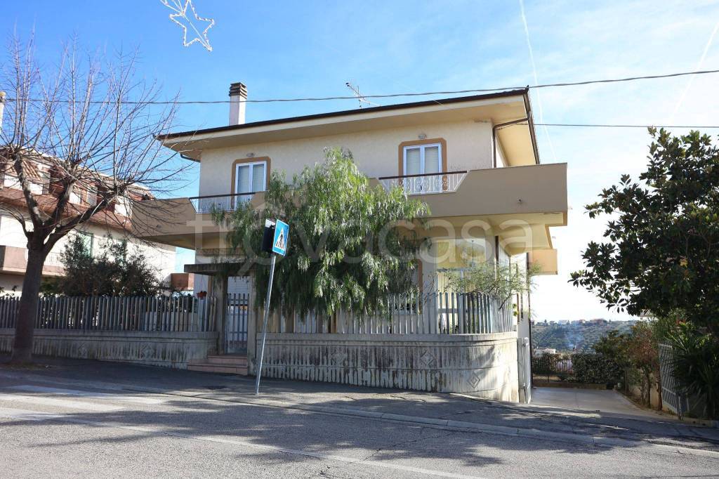 Villa in in vendita da privato a Elice via Gabriele d'Annunzio, 26
