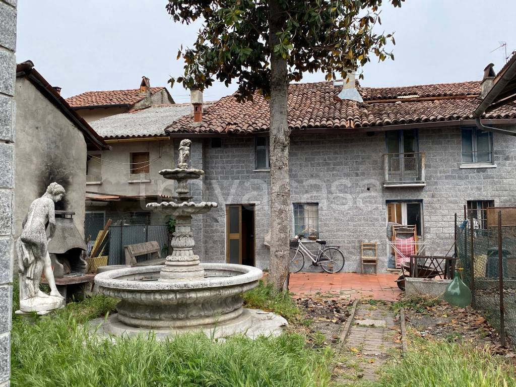 Villa in in vendita da privato a Pieve Porto Morone via della Vittoria, 73