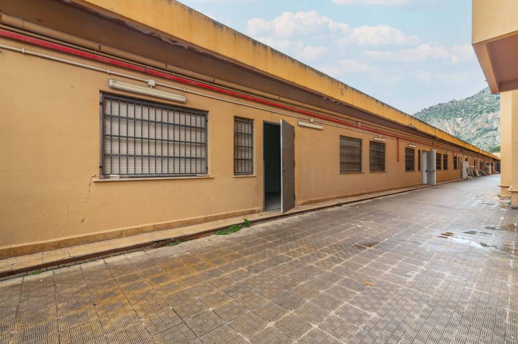 Negozio in vendita a Palermo viale della Croce Rossa