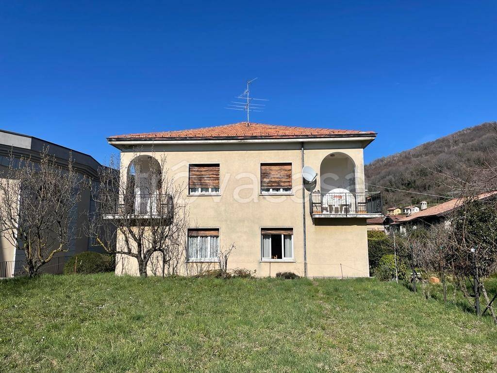 Villa Bifamiliare in vendita a Colle Brianza via Piave, 1